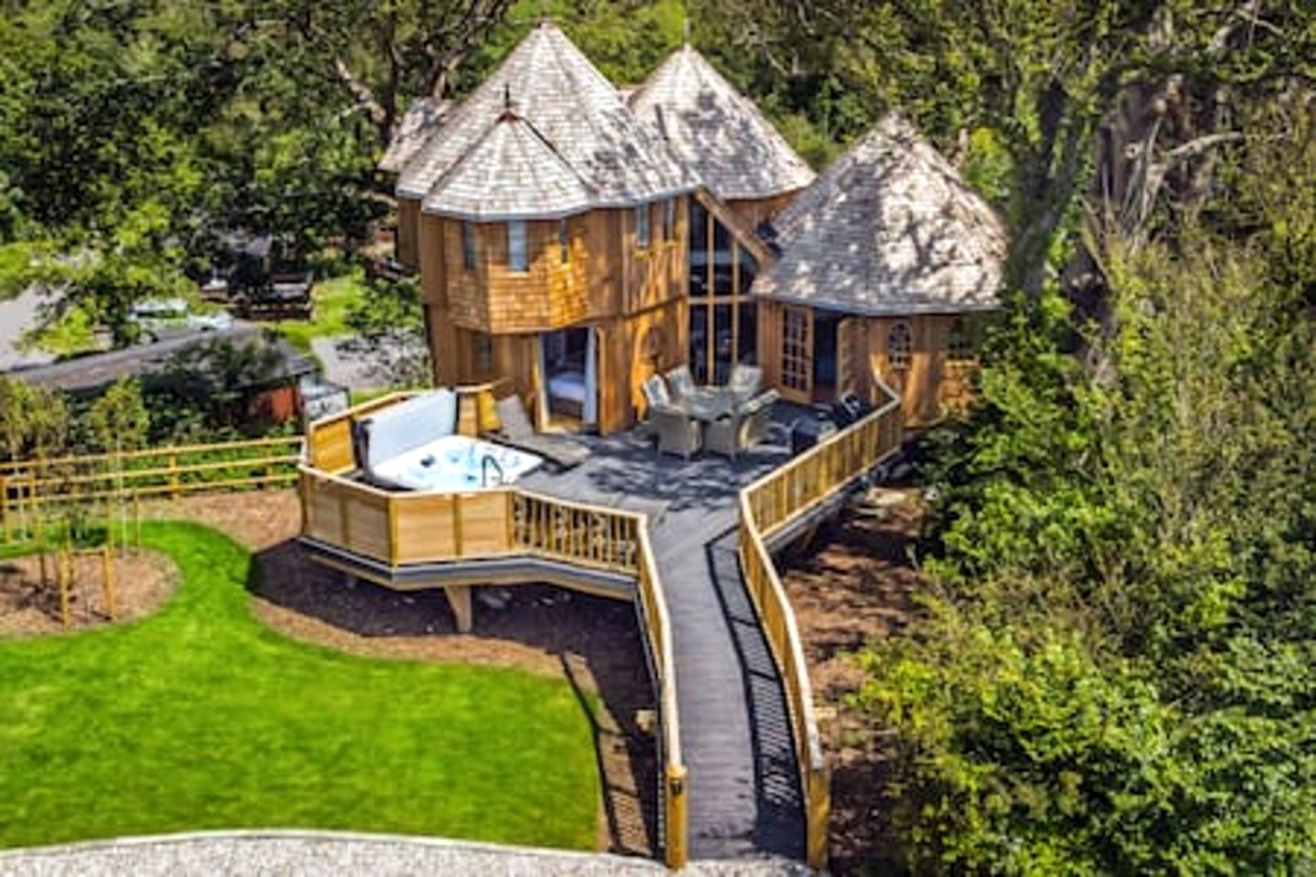 Stylish Treehouse Retreat with Hot Tub & Copper Bath near The New Forest, Hampshire