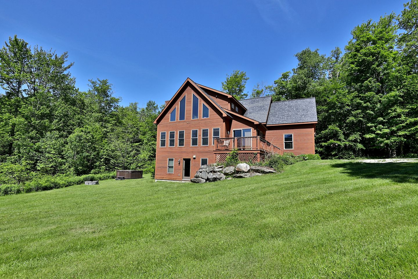 Pet-Friendly Cabin in the Heart of Vermont's Ski Country with Hot-Tub and Private Deck to Enjoy the Views of Pico Mountain