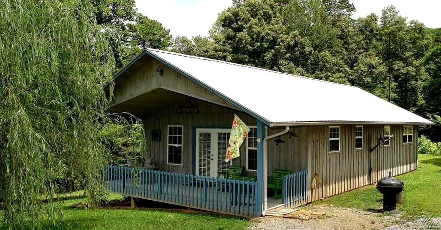 Peaceful Cottage with Barbecue and Fireplace in Newport, Tennessee