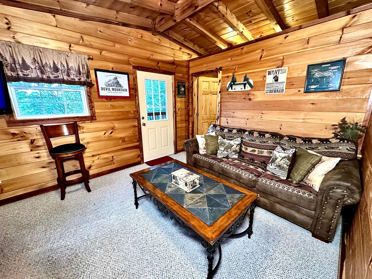 Embrace Nature in this Cosy Cabin with Hot-tub and Fireplace in  Sevierville, Tennessee