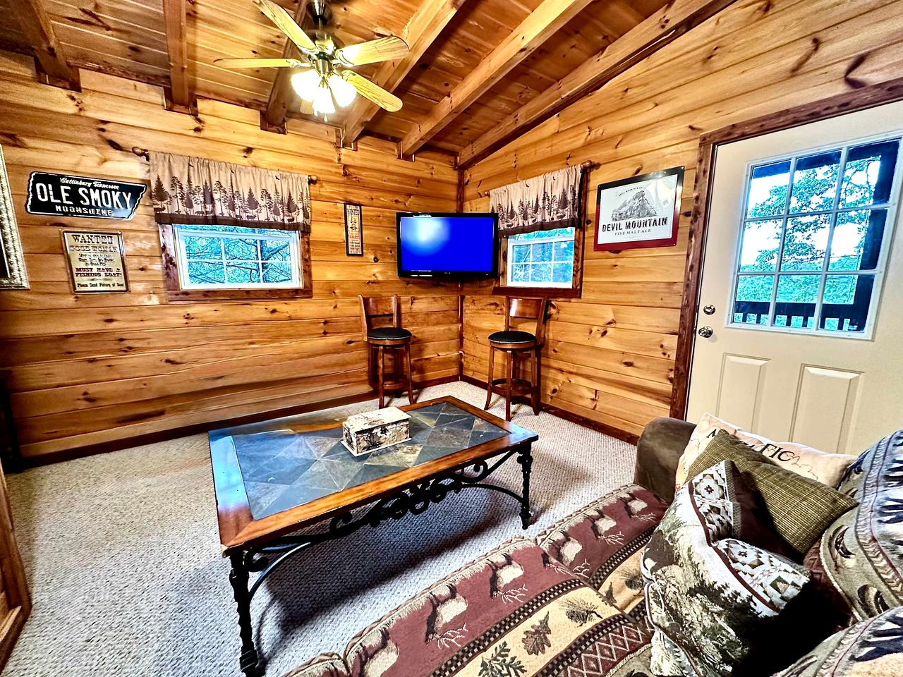 Embrace Nature in this Cosy Cabin with Hot-tub and Fireplace in  Sevierville, Tennessee