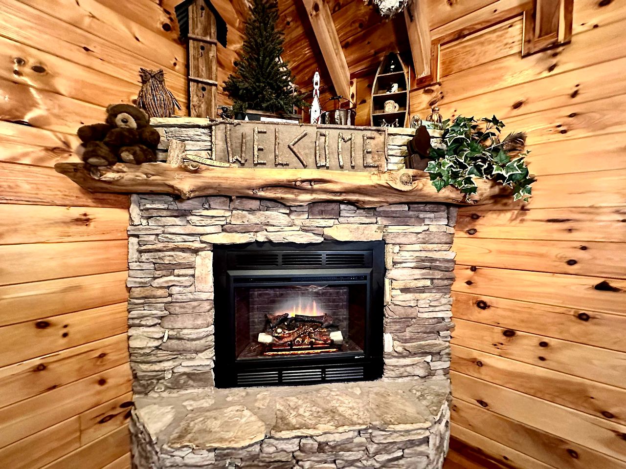 Embrace Nature in this Cosy Cabin with Hot-tub and Fireplace in  Sevierville, Tennessee