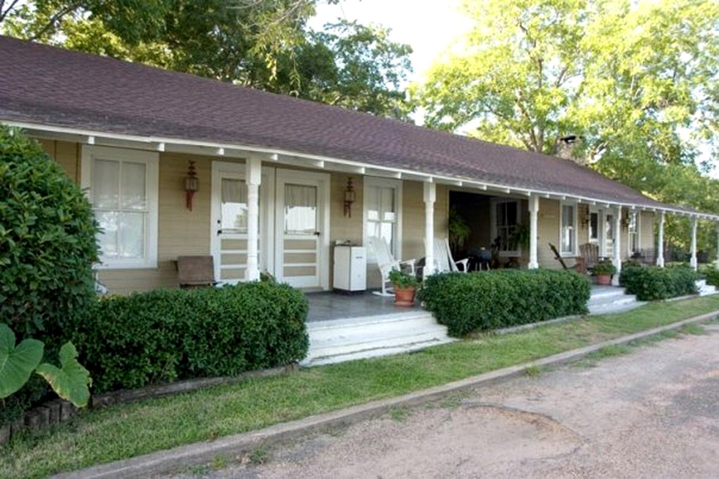 Cozy Luxury Suites with Private Pool on Working Ranch and B&B near Houston, Texas