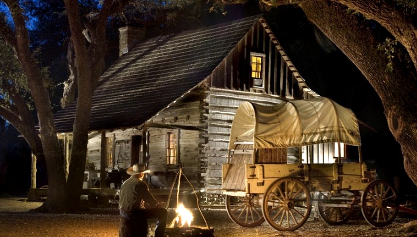 Cozy Luxury Suites with Private Pool on Working Ranch and B&B near Houston, Texas