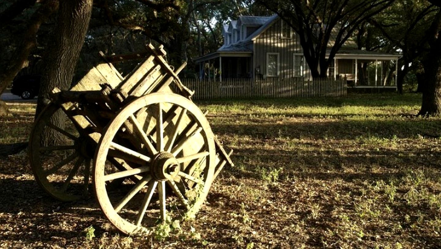 Cozy Luxury Suites with Private Pool on Working Ranch and B&B near Houston, Texas