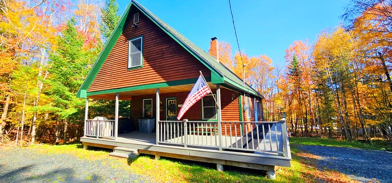 Embrace Nature in this Enchanting Cabin in Beaver Cove, Maine