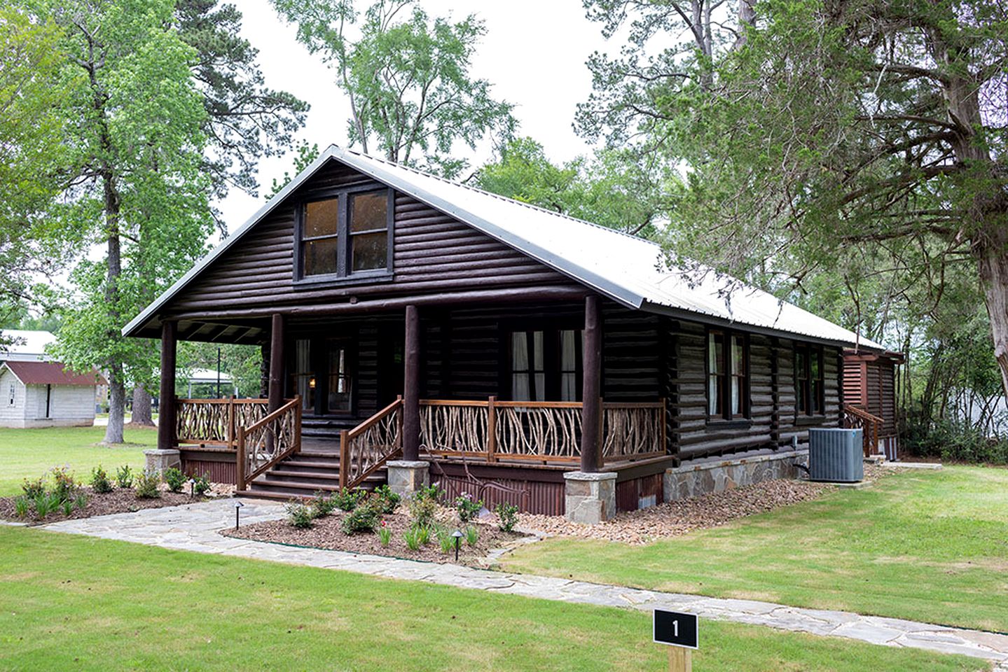 Fully Restored Cabin with Private Hut-Tub in Livingston, Texas