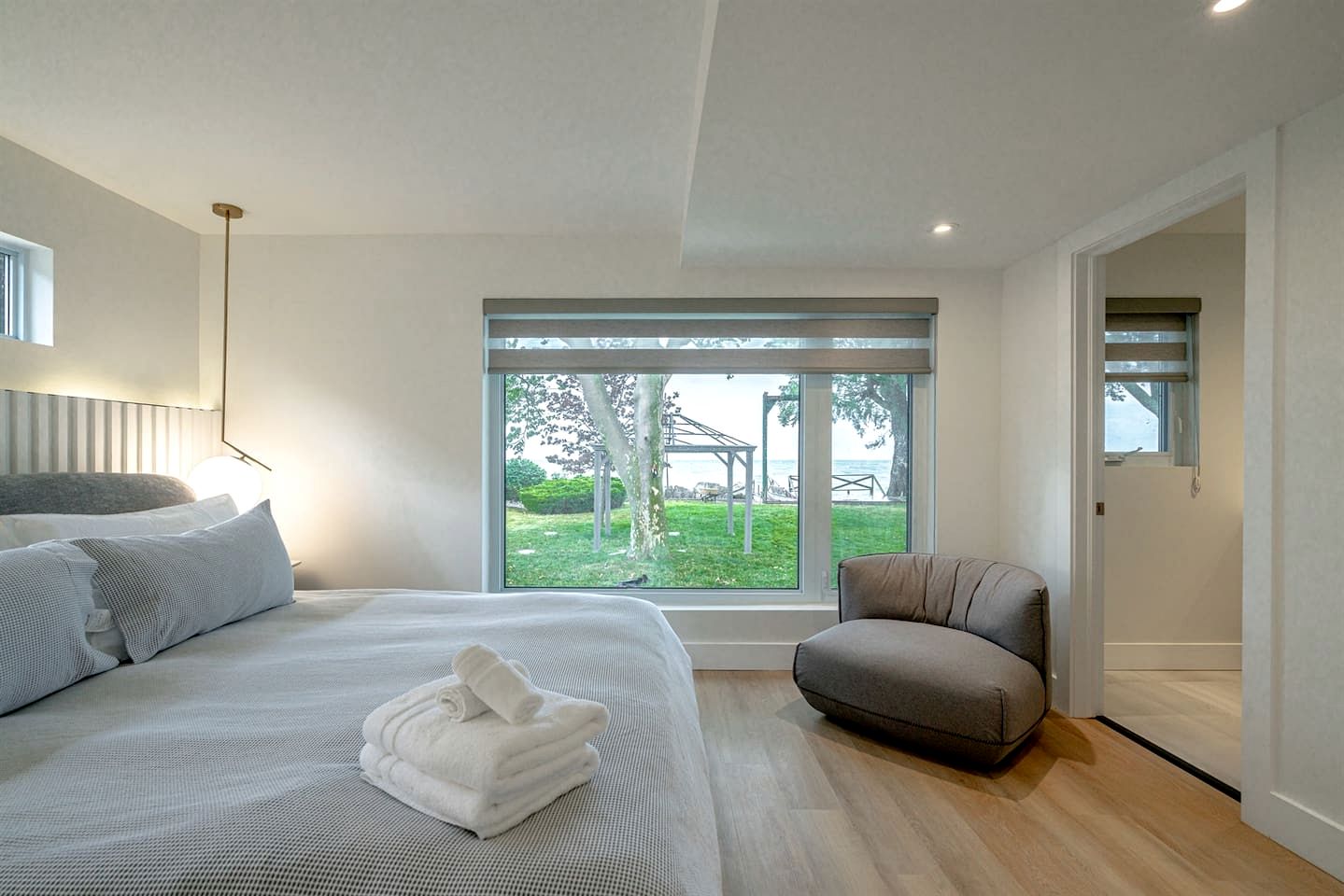 Cute Modern Style Beach Close Cottage in Leamington, Ontario