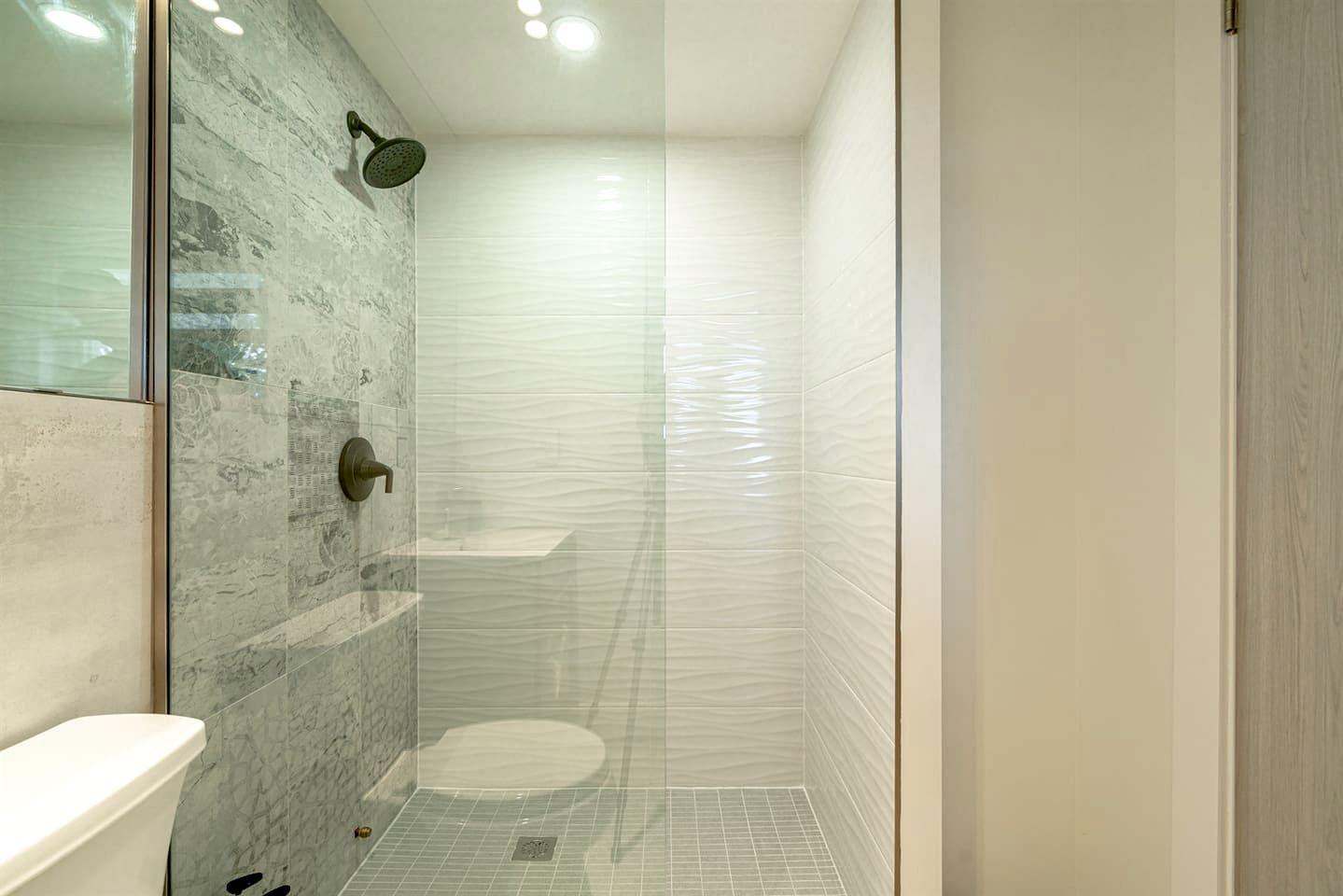 Cute Modern Style Beach Close Cottage in Leamington, Ontario