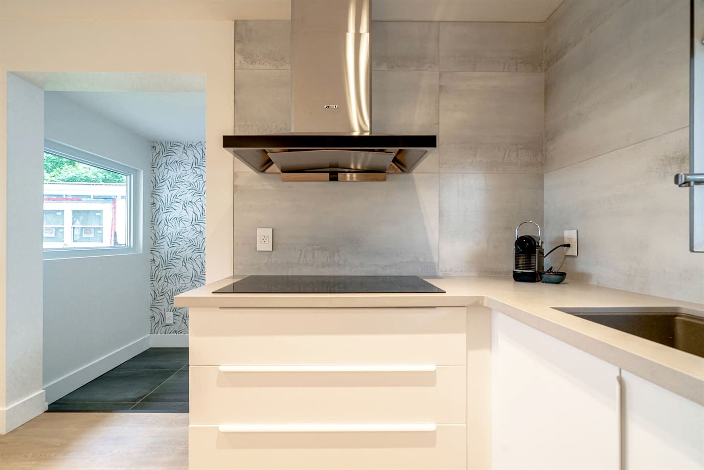 Cute Modern Style Beach Close Cottage in Leamington, Ontario