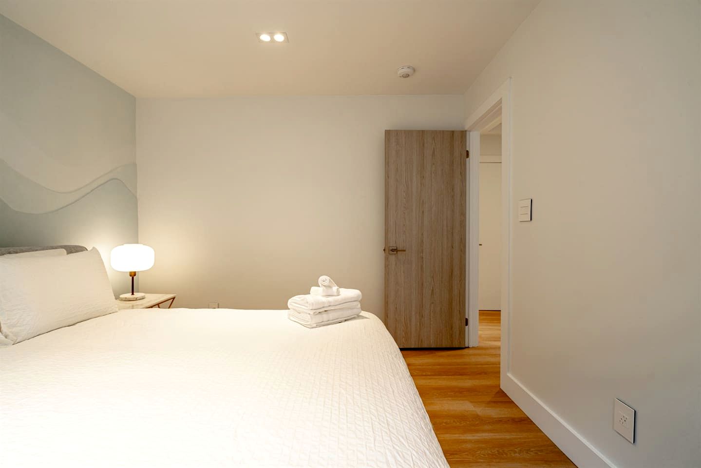 Cute Modern Style Beach Close Cottage in Leamington, Ontario