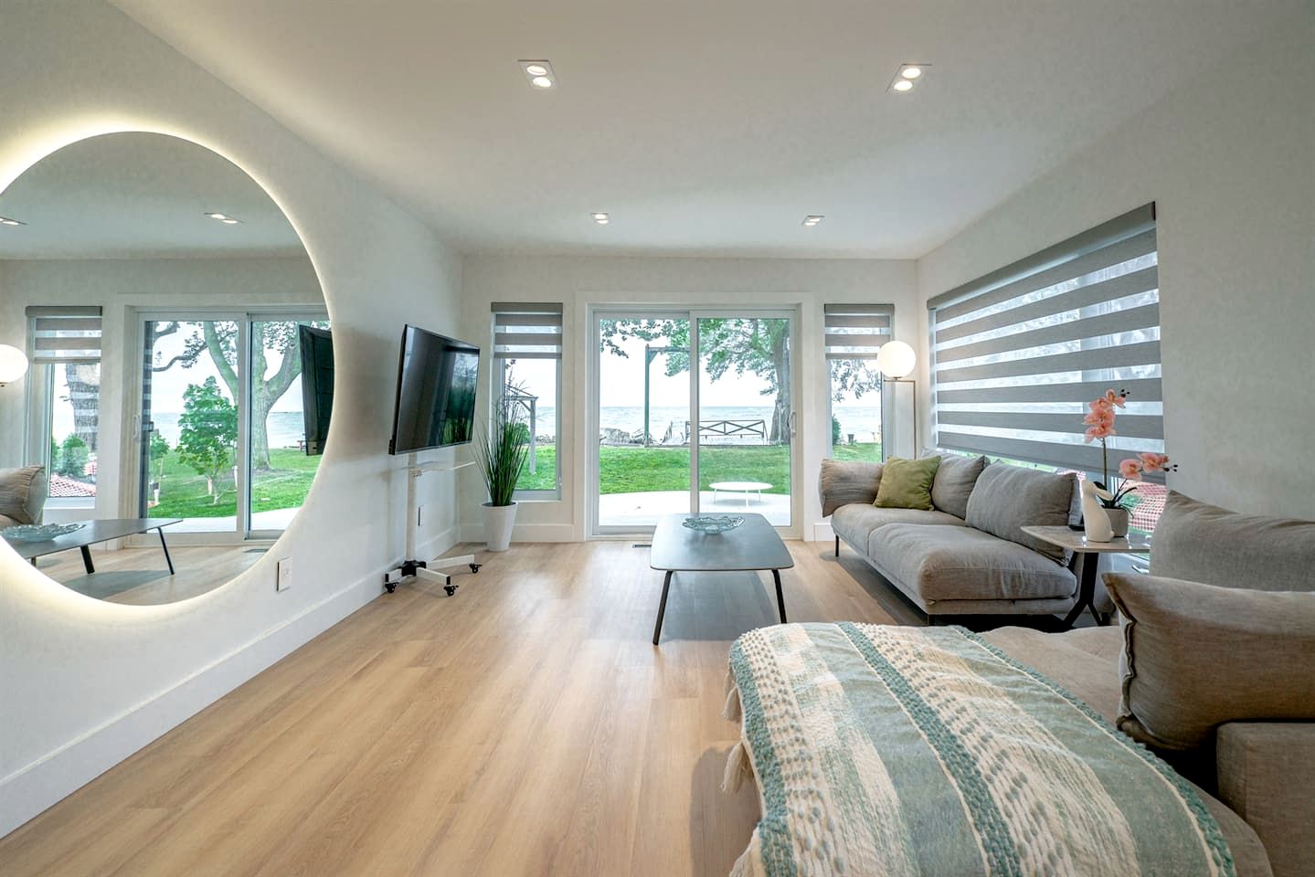 Cute Modern Style Beach Close Cottage in Leamington, Ontario