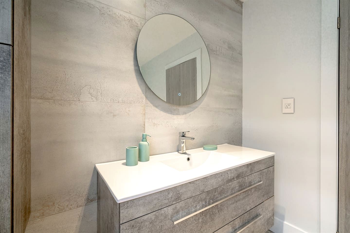 Cute Modern Style Beach Close Cottage in Leamington, Ontario