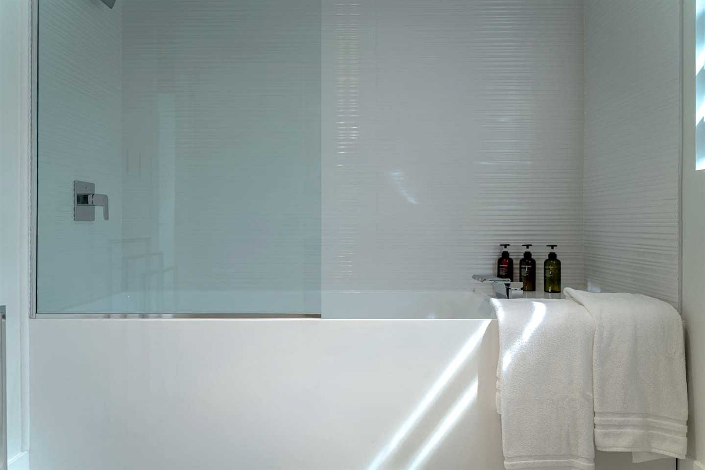 Cute Modern Style Beach Close Cottage in Leamington, Ontario