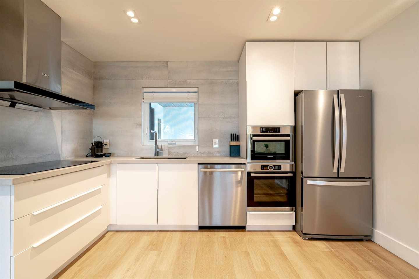 Cute Modern Style Beach Close Cottage in Leamington, Ontario