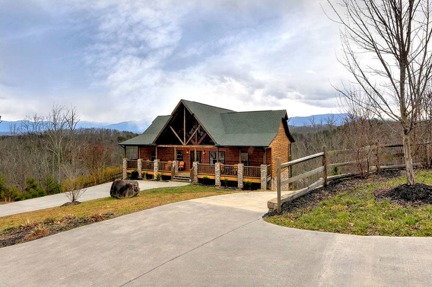 Spacious Cabin with Game Room and Hot-tub in Sevierville, Tennessee