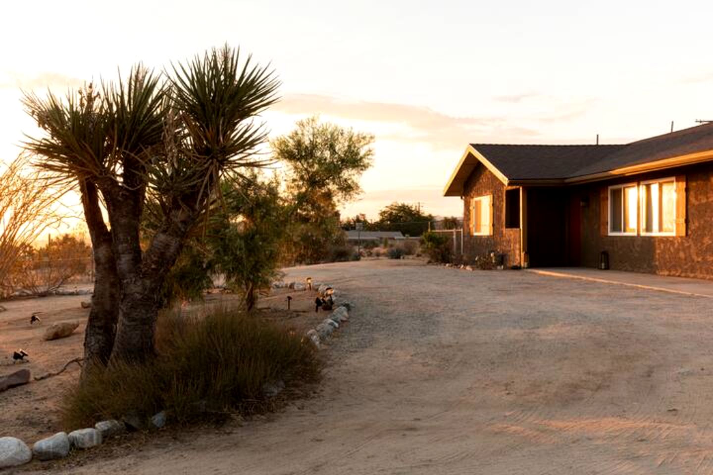 Amazing Cottage with Hot-tub and Games in Joshua Tree, California