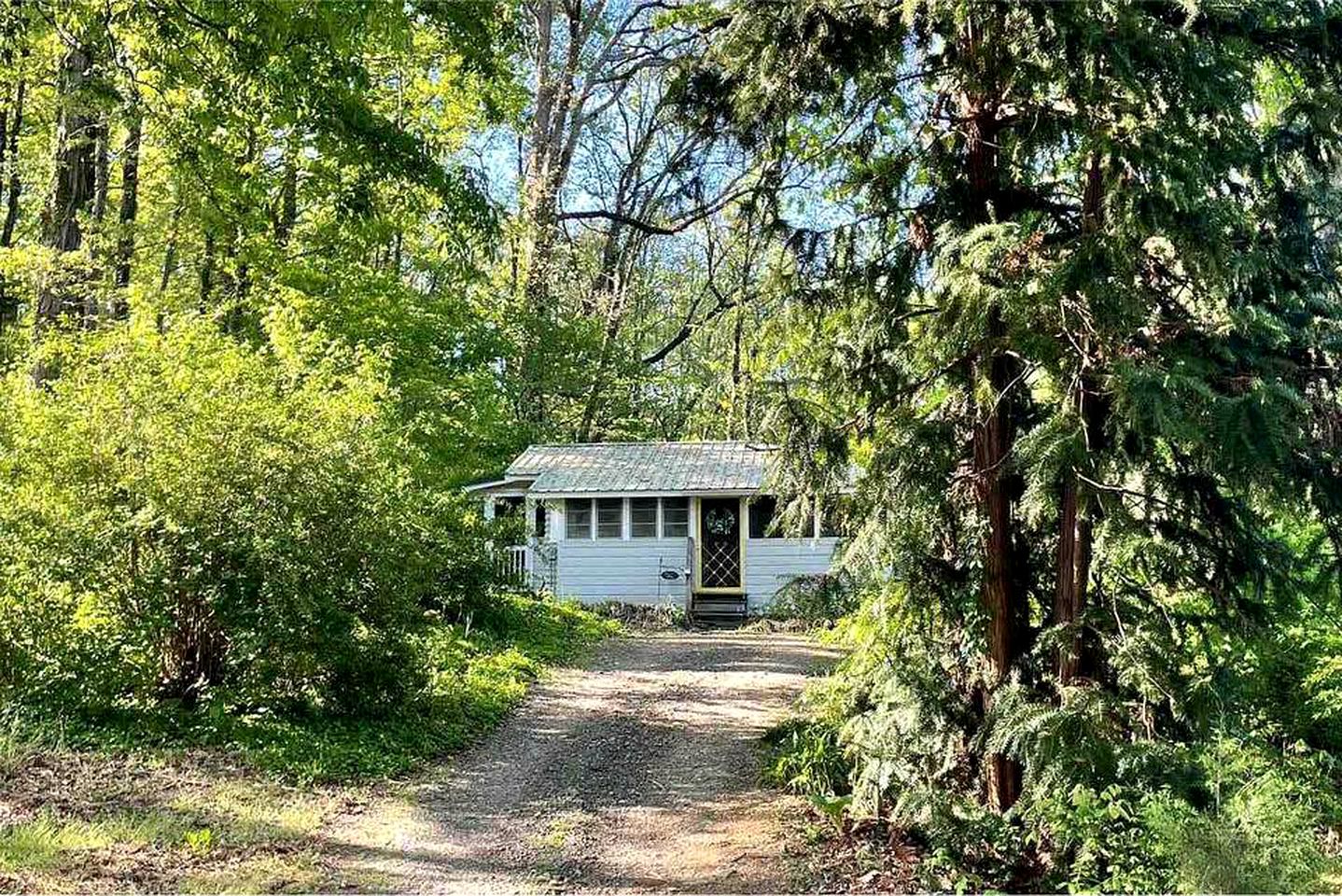Enjoy Arkansas glamping at this cabin rental!