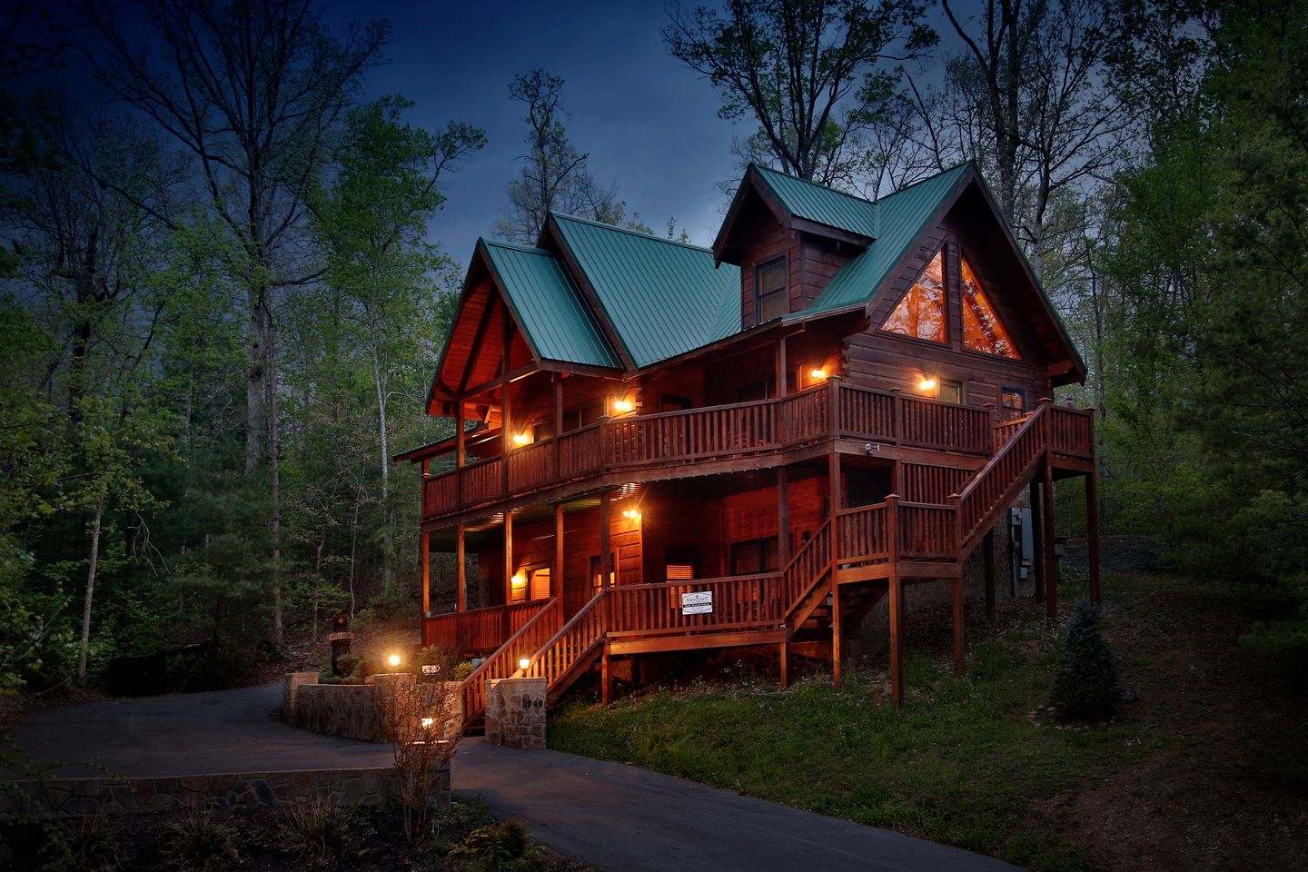 Spacious Cabin with Home Theater, Game Room and Outdoor Picnic Space in Sevierville, Tennessee