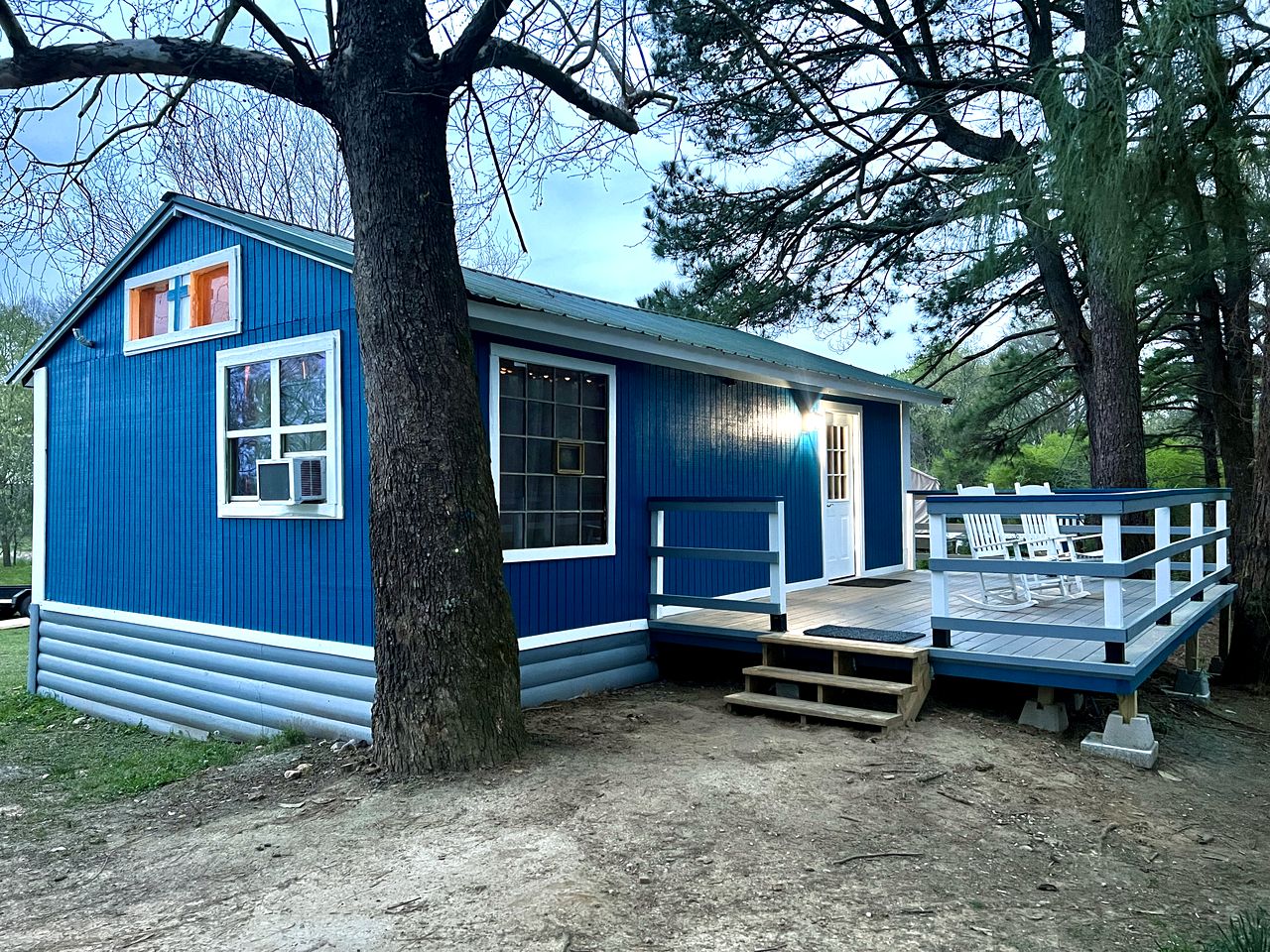 Heavenly Cabin Placed Between Trees in Murfreesboro, Arkansas