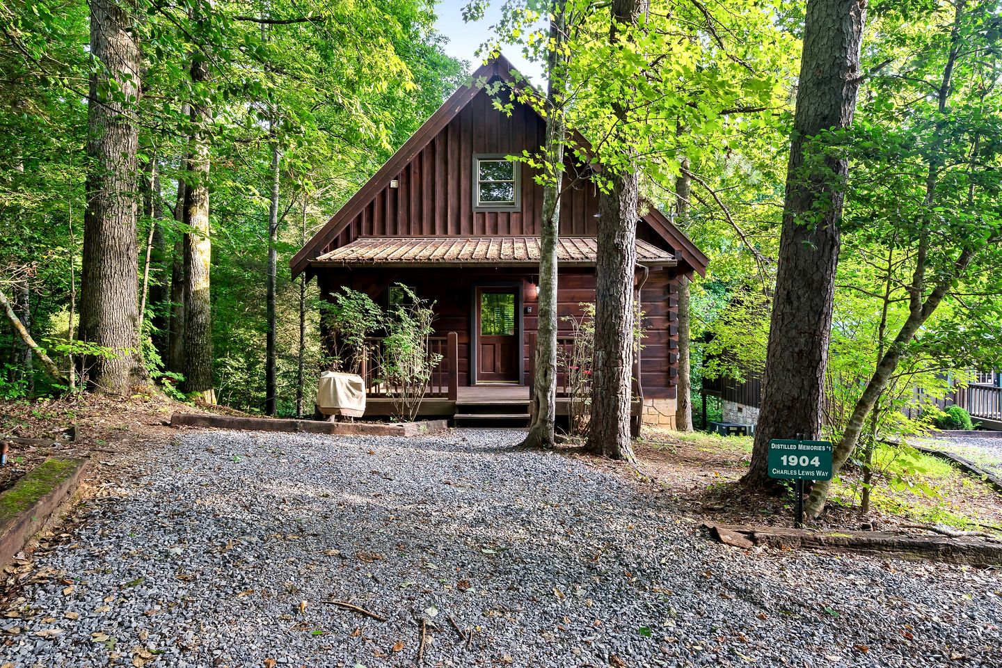 Charming Wooden Cabin with Hot-tub in Sevierville, Tennessee