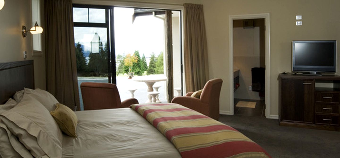 Open window lets the light through on perfect holiday (Lake Te Anau): accommodation fully furbished and sparkling clean