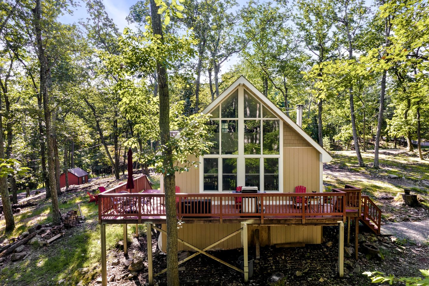 Dog Friendly and Picturesque Cabin Nestled in Virginian Mountain Trails with Relaxing Hot Tub for a Sensational Family Escape, Hedgesville