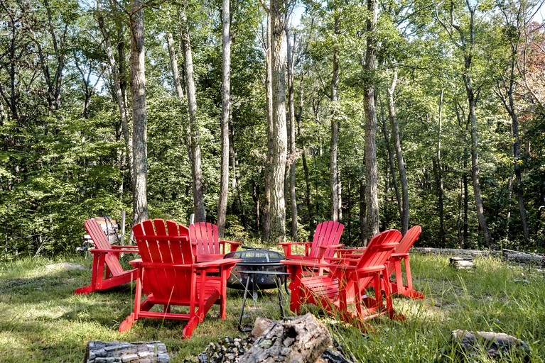 Dog Friendly and Picturesque Cabin Nestled in Virginian Mountain Trails with Relaxing Hot Tub for a Sensational Family Escape, Hedgesville