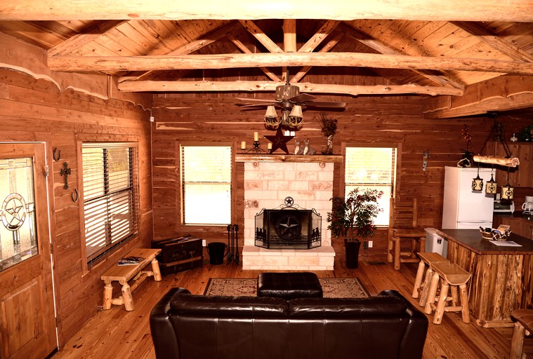 Log Cabins (Canyon Lake, Texas, United States)