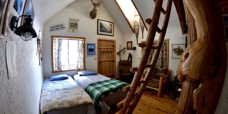 Pet-Friendly Cabin Room on an Off-the-Grid Site in Truckee, California | Nature Lodges (Truckee, California, United States of America)