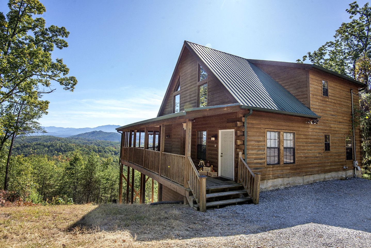 Mountain Views Group Cabin with Barbecue, Pool Table and Ping Pong Table in Sevierville, Tennessee