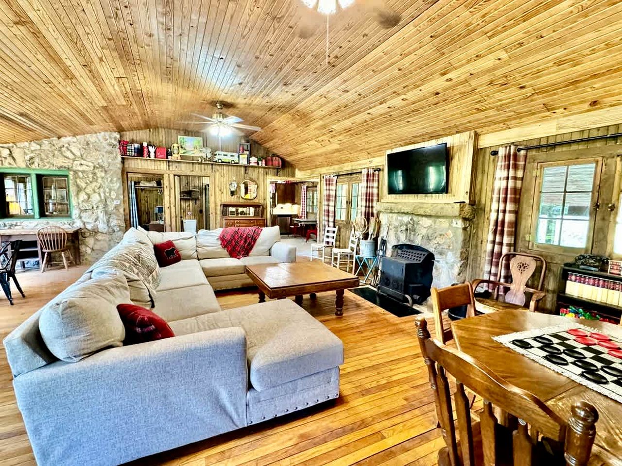 Tranquil Riverfront Cabin Retreat with Wildlife, Trails & Open Skies in Tahlequah, Oklahoma