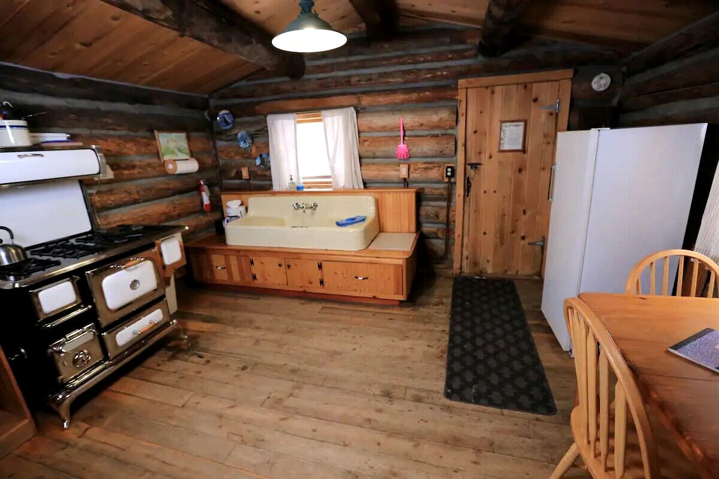 Cozy Cabin Rental with Vintage Claw Tub near Steamboat Springs, Colorado