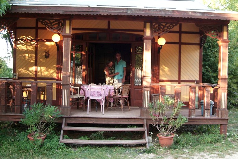 Cottages (Ajoux, Auvergne-Rhône-Alpes, France)