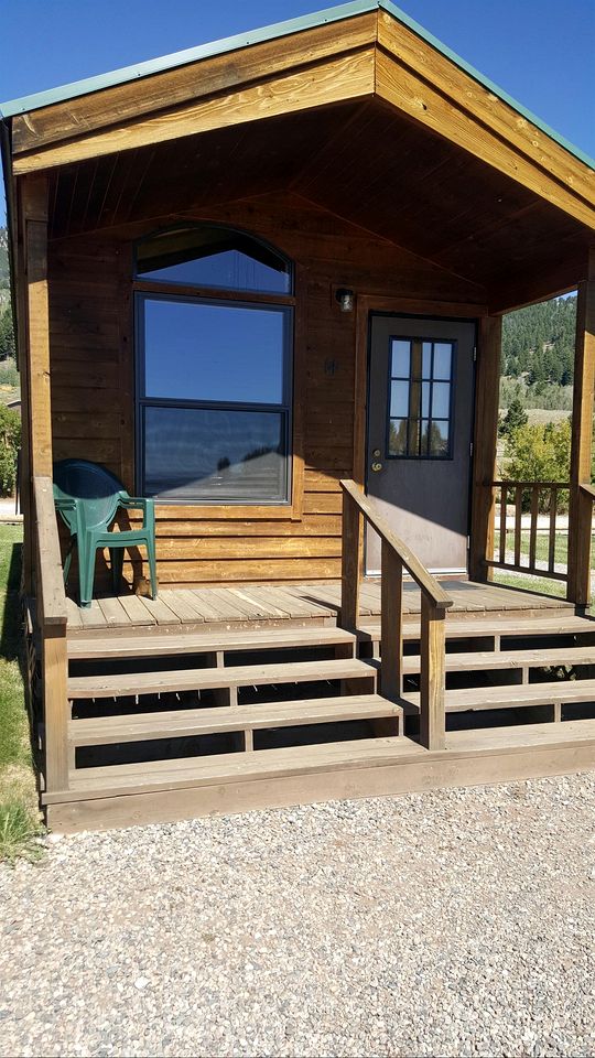 Impressive Cabin with Gorgeous Lake Vistas near West Yellowstone, Montana