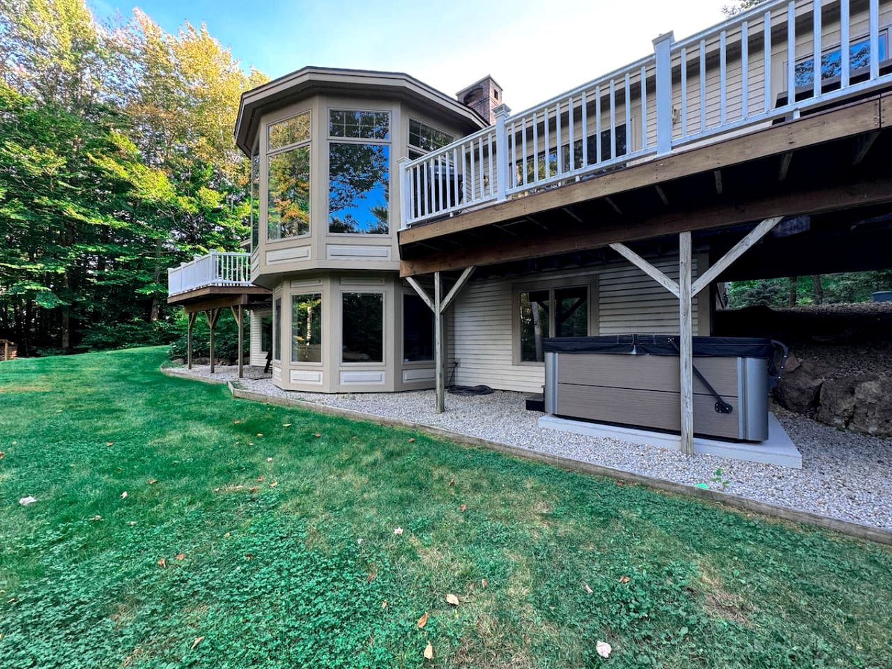 Impressive Spacious Cabin with Hot-Tub and Pool Table in New Hampshire