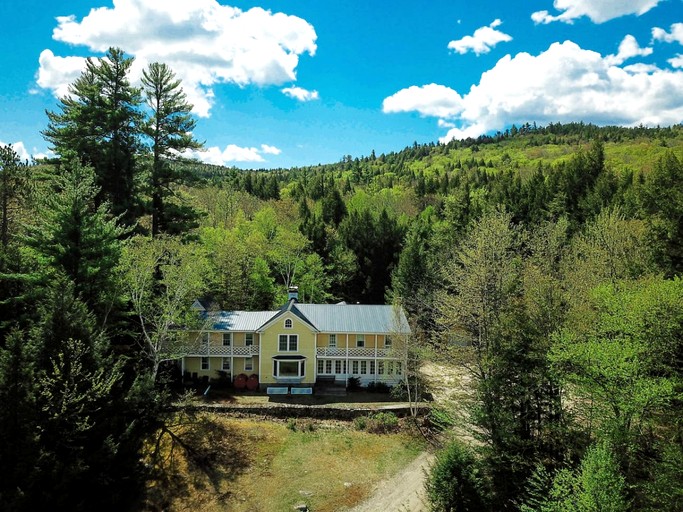 Embrace Nature in this Villa with Gorgeous Vistas in Bartlett, New Hampshire