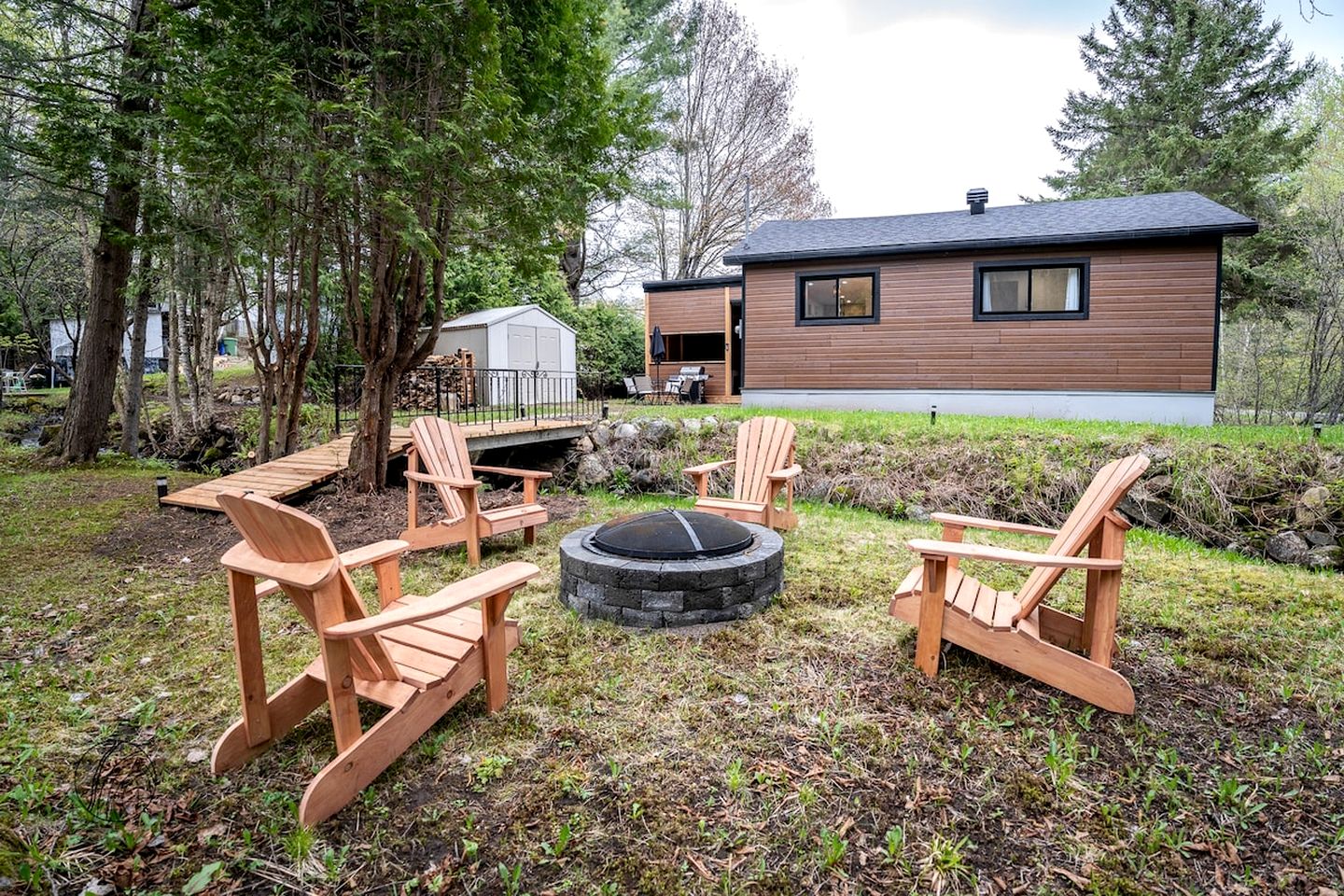 Peaceful Family Cabin with Fire Pit, BBQ, Spa and Direct Lake Access in Quebec