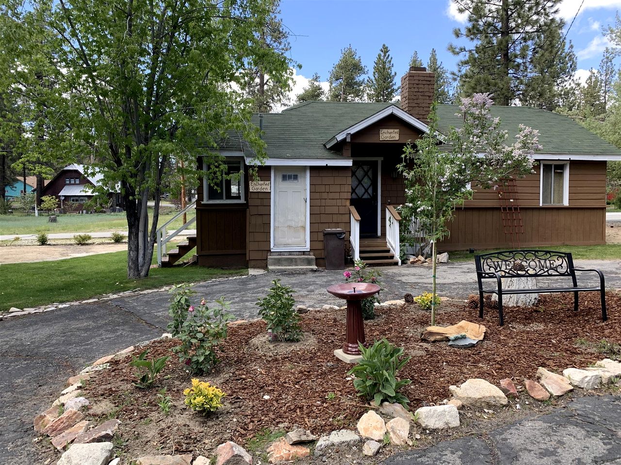 Two Bedroom Cabin in Big Bear with a Wood Burning Fireplace for a Glamping Retreat near the Lake