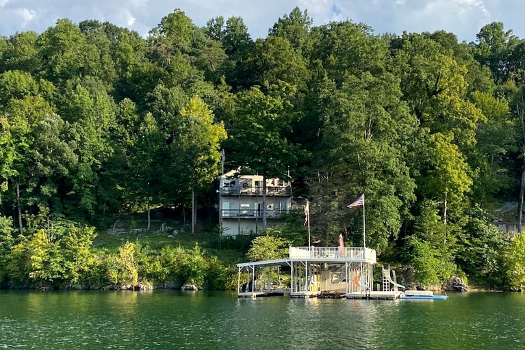 Enormous Cabin Fully Loaded Dock for Water Sports in Tennessee