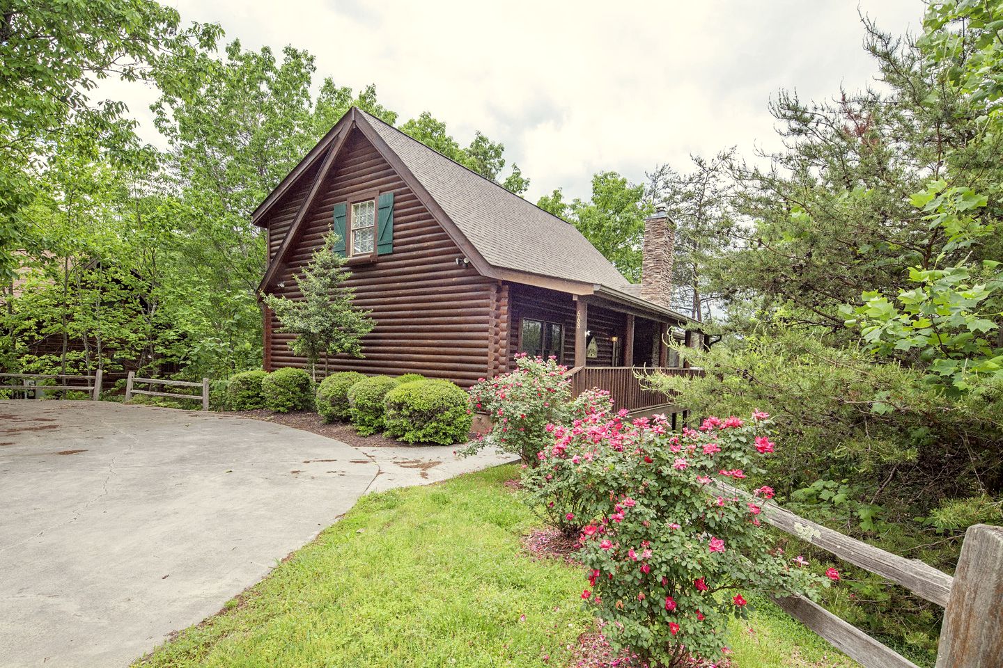 Charming Cabin in Pigeon Forge, For Unforgettable Group Glamping Escapes to Tennessee