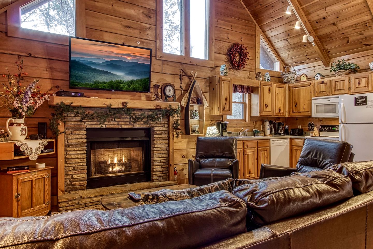Cozy Family Cabin with Hot Tub and Games Room near the Smokies in Pigeon Forge, Tennessee