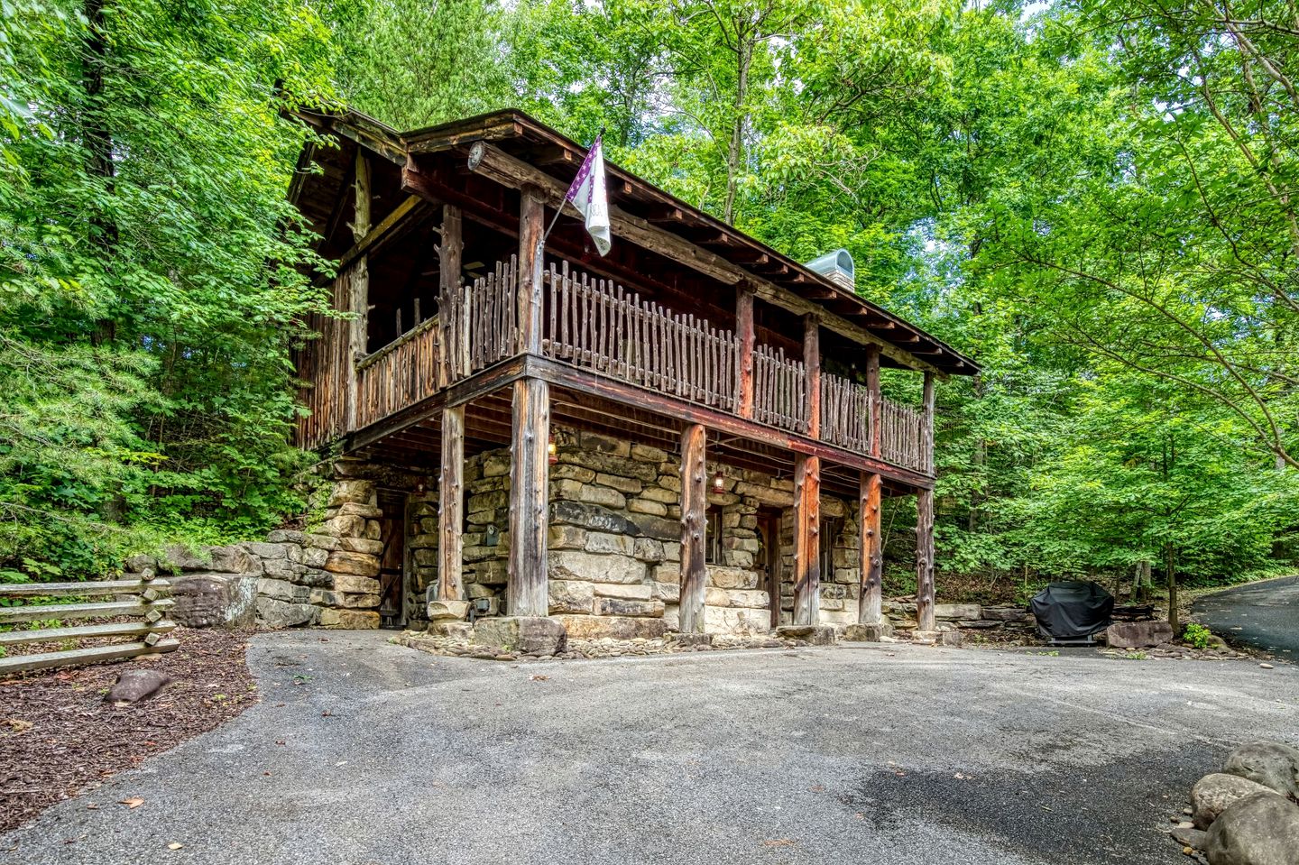 Unique Cabin Rental for Romantic Escapes to the Great Smoky Mountains