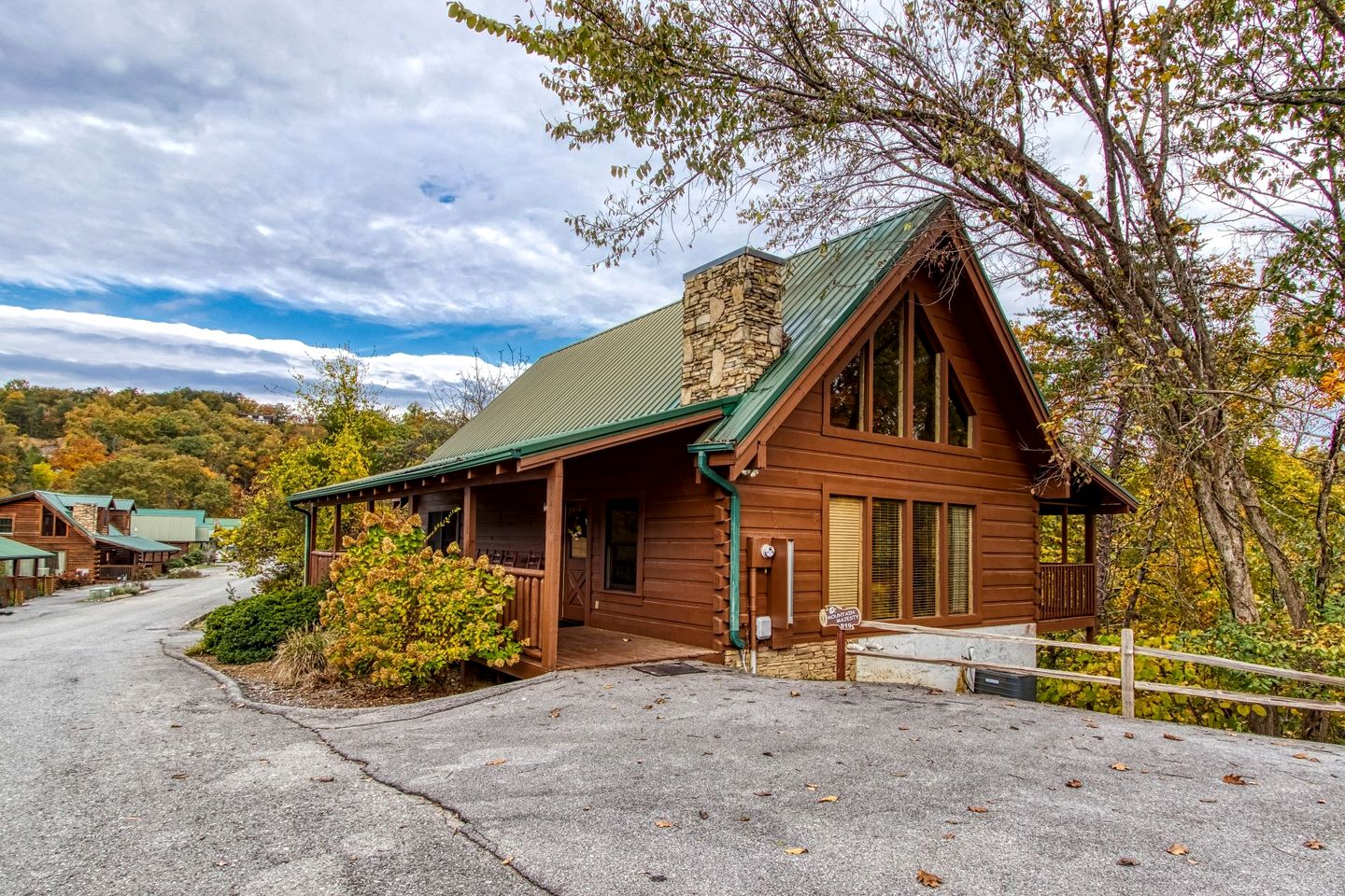 Lovely Cabin Retreat with Jacuzzi and Game Space in Tennessee