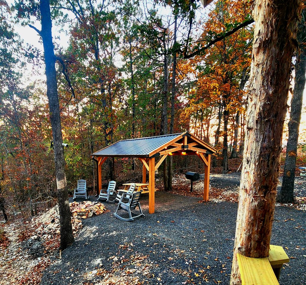 Escape to Marshall, Arkansas, in this Cozy Cabin for Four