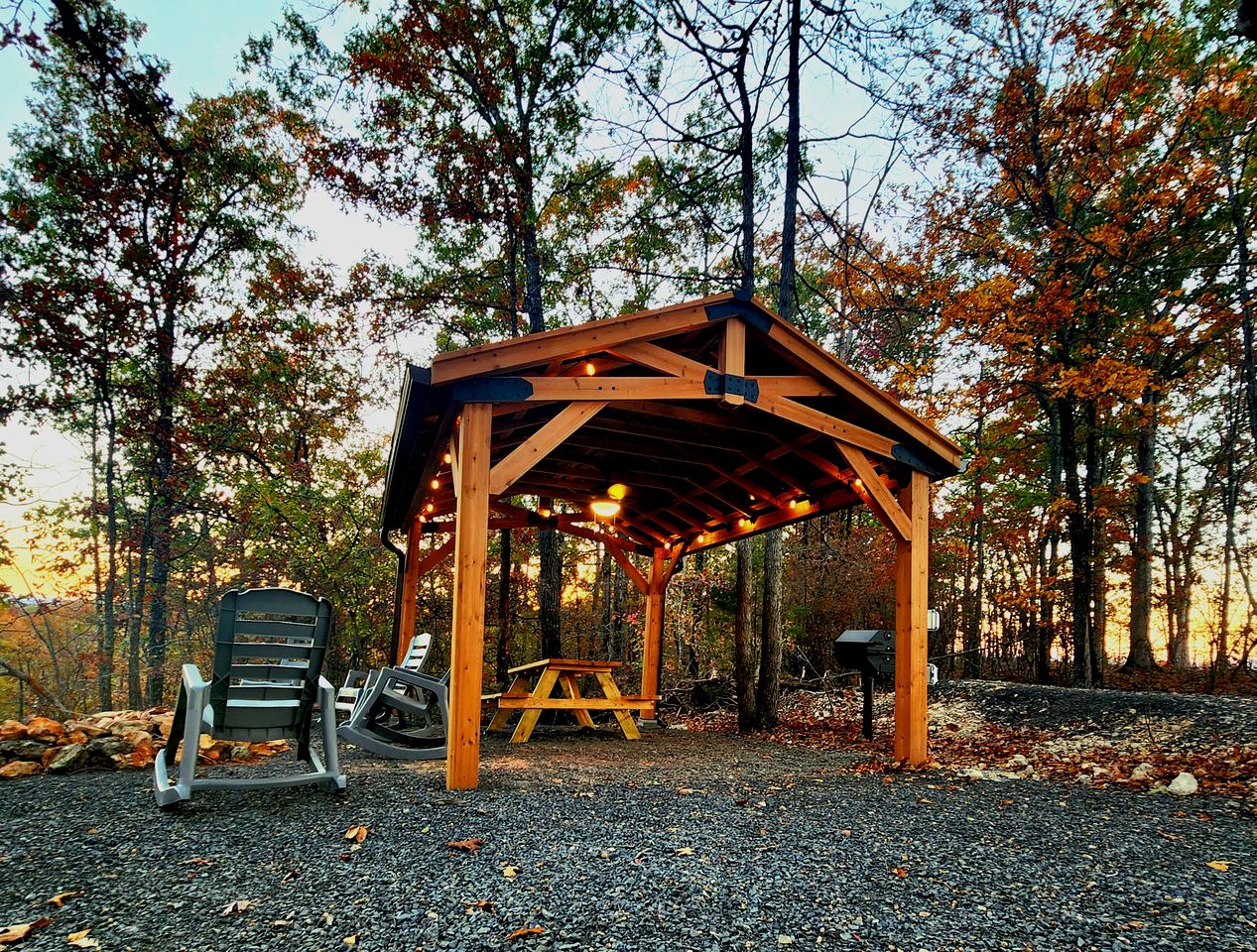 Escape to Marshall, Arkansas, in this Cozy Cabin for Four