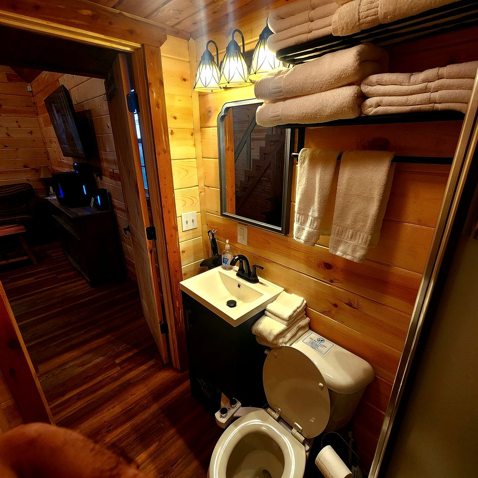 Escape to Marshall, Arkansas, in this Cozy Cabin for Four