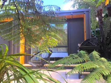 Pods (Raglan, North Island, New Zealand)