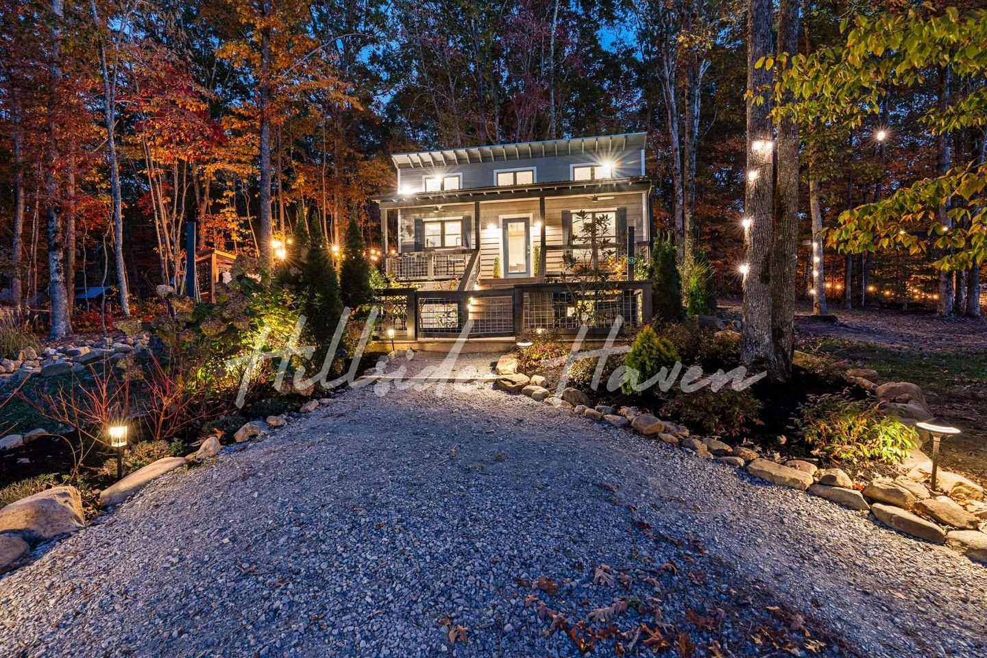Exquisite Cabin with Stunning Interior, Outdoor Deck and Hot-Tub in Tennessee