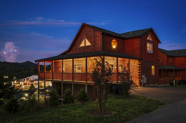 Family Cabin with Indoor Pool, Hot-Tub and Pool Table in Tennessee